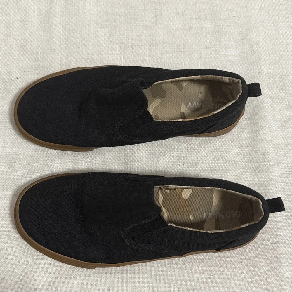 Old Navy Gender Neutral Black Slip-On Sneakers size 4